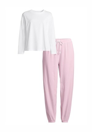 Haut blanc à manches longues associé à un pantalon de jogging rose clair à cordon de serrage avec poignets élastiques sur un fond blanc uni.