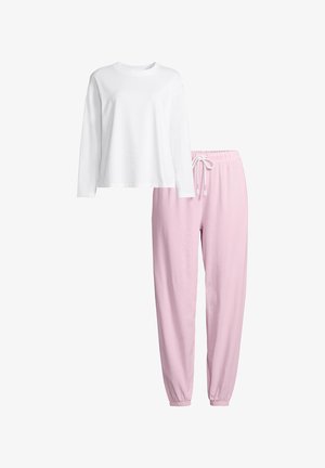 Haut blanc à manches longues associé à un pantalon de jogging rose clair à cordon de serrage avec poignets élastiques sur un fond blanc uni.