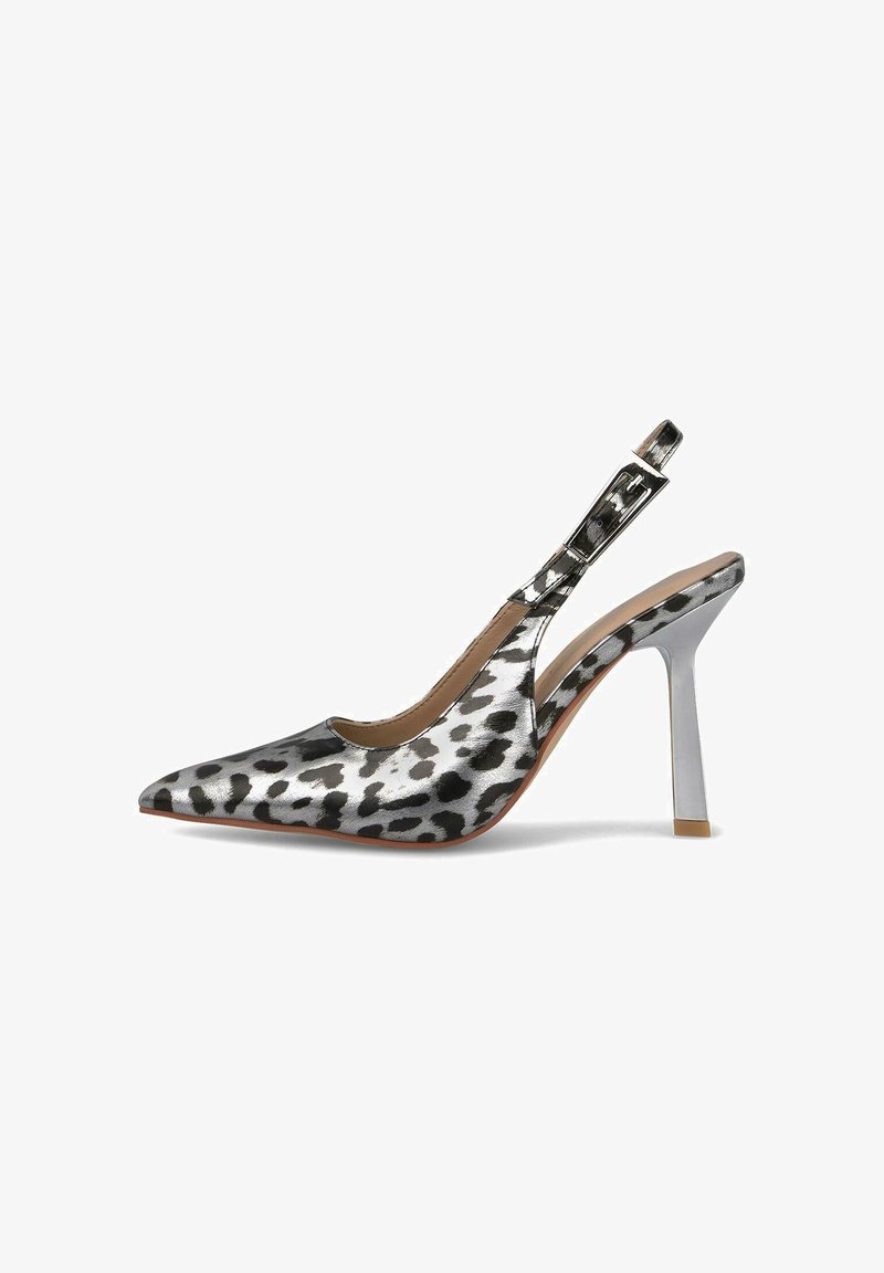 Décolleté slingback in stampa leopardata argento e nero, con tacco metallico e cinturino alla caviglia regolabile. Texture liscia.