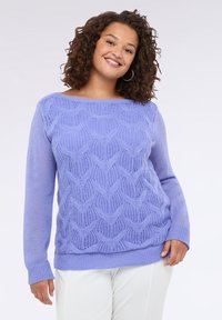 Pulover tricotat mov, cu un model texturat asemănător frunzelor, cu mâneci lungi și decolteu larg. Material moale și margine cu nervuri.