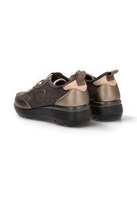 Zapatillas oscuras de color gris con parte trasera de cuero texturizado, detalles en color marrón claro, diseño de punta redondeada, suela negra gruesa y lengüetas de agarre.