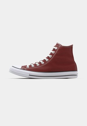 High-Top Sneaker aus rotem Canvas mit weißer Gummispitze, schwarzem Akzentstreifen und weißen Ösen für die Schnürsenkel.