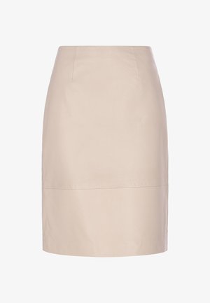 Bézs bőr ceruzaszoknya sima textúrával, amely testhezálló derékrésszel és egyenes sziluettel rendelkezik, finom varrással a szegélyén.