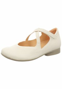 Chaussure plate en cuir blanc avec un bout arrondi et un design à brides croisées. Dispose d'un talon bas et d'une texture lisse avec des détails découpés sur les côtés.