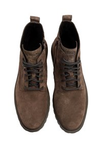 Brązowe zamszowe botki za kostkę o gładkiej fakturze, z czarnymi sznurówkami, zamkiem błyskawicznym z boku i gumową podeszwą. Logo widoczne na języku.