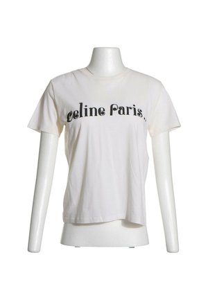 Wit T-shirt met korte mouwen op paspop met zwarte tekst "celine Paris" over de borst, effen achtergrond.