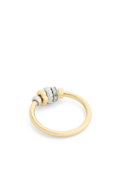 Bague en or avec trois petites perles décoratives : une en or, une en argent avec des rainures et une en argent avec des petites pierres transparentes incrustées.