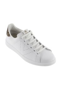 Vit lädersneaker med en texturerad, mönstrad tygaccents vid hälen, med snörningsdesign och perforerade detaljer på sidorna.