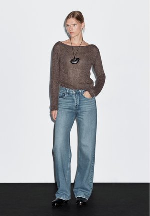 - Wide leg