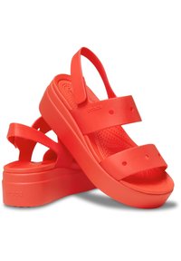 Rode platform sandalen met twee brede banden en een textuur voetbed. Gemaakt van lichtgewicht materiaal, met een gladde afwerking en afgeronde randen.