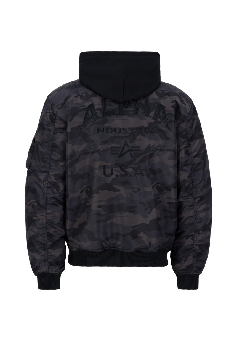 Giacca camouflage in tonalità grigie scure con cappuccio nero. Presenta polsini e orlo a coste, logo ricamato sul retro e un design delle tasche pratico.