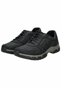 Sneaker nere realizzate in suede testurizzato e materiali sintetici. Le caratteristiche includono lacci scuri, collare imbottito e design della suola robusto.