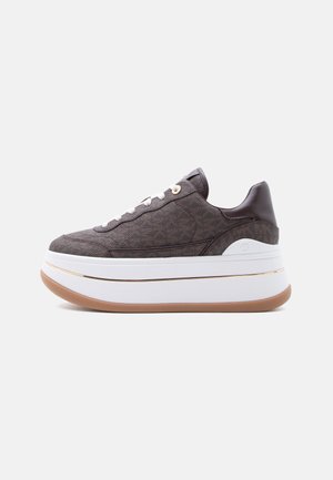 Sneaker marrone con motivo, lacci bianchi e suola platform bianca oversize con base marrone chiaro e dettagli in oro.