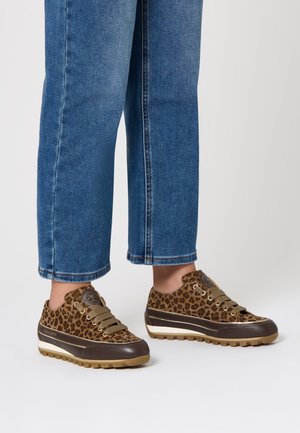 Sneaker con stampa leopardata e dettagli marroni, design con lacci e suola in gomma testurizzata. Indossate con jeans blu a vita alta.