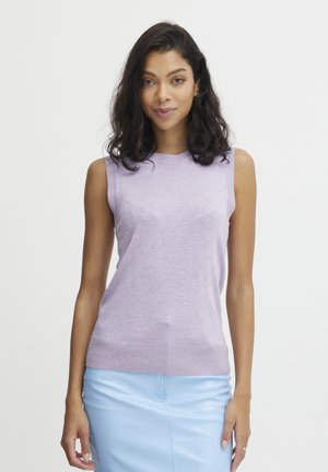 Ärmelloser lila Pullover aus einem weichen Strickstoff mit rundem Ausschnitt und gerippten Kanten, kombiniert mit einem hellblauen Rock.