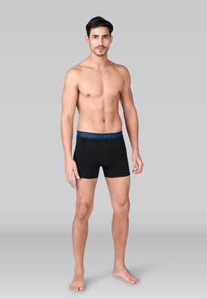 Czarne bokserki z niebieskim paskiem w talii z napisem "MUCHACHO". Wykonane z miękkiego, elastycznego materiału. Zaprojektowane z myślą o komforcie i dopasowaniu.