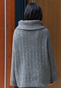 Grau gerippter Strickpullover mit weitem, umgeschlagenem Kragen und langen Ärmeln. Texturierte Oberfläche und Saum mit Rippendetail.