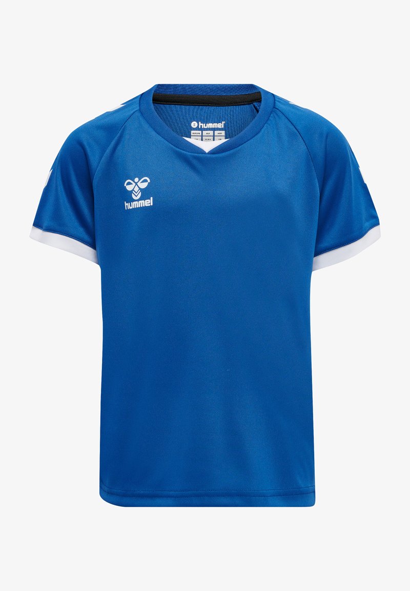 Blauw sportshirt gemaakt van soepele, ademende stof. Heeft een V-hals, korte mouwen en witte accenten op de schouders. Hummel-logo weergegeven.