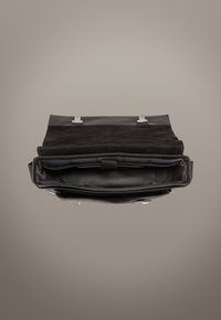 Valigetta per laptop in pelle e camoscio nera, con un interno spazioso, hardware argentato e chiusure a clip sicure sulla parte superiore.