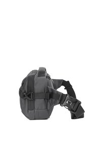 Grijze schoudertas van textuur nylon, met een compact vorm, verstelbare riem en plastic hardware met een rits aan de zijkant.