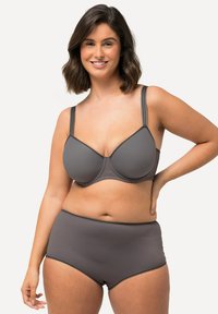 Grijze bh van gestructureerde stof met gevormde cups, voorzien van verstelbare bandjes. Gecombineerd met bijpassende high-waisted onderbroek met een gladde afwerking.