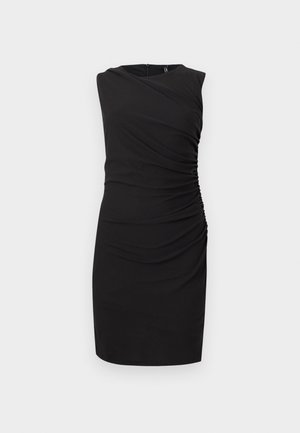 Αμάνικο μαύρο φόρεμα μήκους έως το γόνατο με ασύμμετρο ντεκολτέ και ρυτιδωτή λεπτομέρεια στη μία πλευρά, εφαρμοστή σιλουέτα σε απλό φόντο.