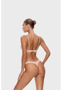 Beiges BH- und Tanga-Set, glattes Material, verstellbare Träger, minimalistisches Design, Rückenschluss mit Beschlägen. Schlichte und nahtlose Optik.