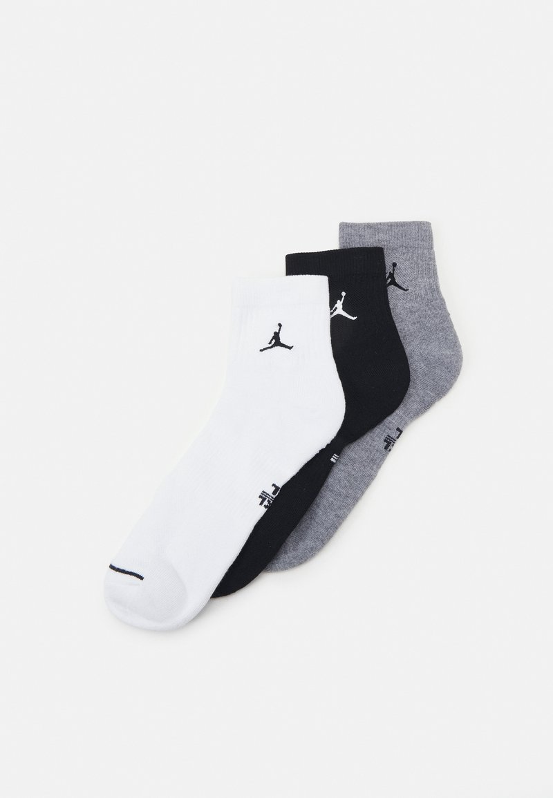 Tri par sock v belem, črnem in sivi barvi; rebrast videz; z logotipom Jordan na strani; dolžina do sredine meč.