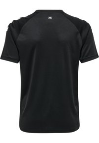 Camiseta atlética negra de manga corta, textura suave, escote redondo y detalles contrastantes en los hombros. Logo en la parte superior de la espalda.