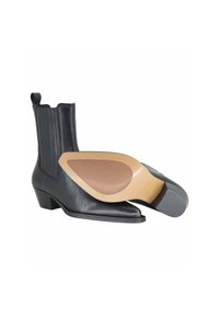 Stivaletti alla caviglia in pelle nera con pannelli laterali elastici, tacchi bassi e punte appuntite, mostrati di lato e dalla vista della suola su sfondo bianco.