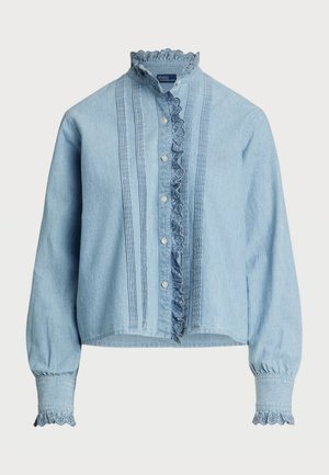 Chemise bleu clair à manches longues en coton doux. Présente une bordure en dentelle au col et aux poignets, avec des plis verticaux sur le devant.