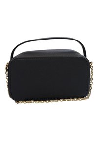 Borsa a mano nera rettangolare con superficie texturizzata, dotata di una tracolla in catena dorata e manico superiore per opzioni di trasporto versatile.