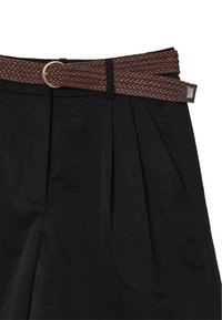 Schwarze Hose mit Falten, ausgestattet mit einem gewebten braunen Gürtel und einem goldfarbenen Schnallendetail, aus leichtem Material hergestellt.