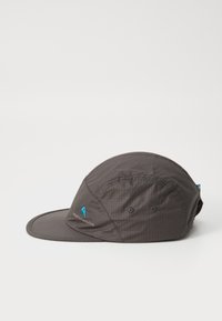 Cappello grigio realizzato in tessuto leggero, con una corona arrotondata, un visiera curva, due fori di ventilazione e un logo ricamato in blu.