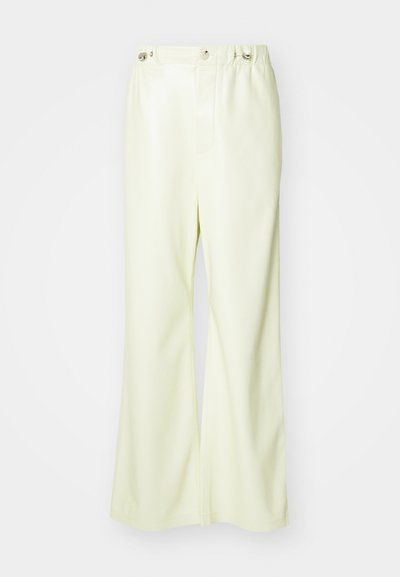 Helle grüne weit geschnittene Hosen aus glattem, leicht glänzendem Stoff. Mit einem Knopf und einem elastischen Bund versehen, zeichnen sie sich durch ein sauberes, maßgeschneidertes Design aus.