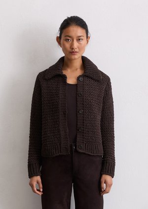 Cardigan en tricot marron avec un large col, des boutons à l'avant et un motif texturé. Design ajusté avec des poignets et un ourlet côtelés.