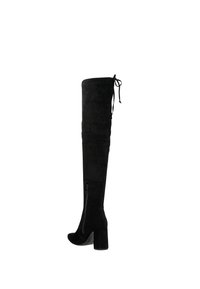 Schwarze Oberschenkelhohe Stiefel aus weichem Wildleder mit einem klobigen Absatz, ausgestattet mit einem seitlichen Reißverschluss und einer verstellbaren Schnürung am oberen Rand.