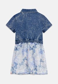 Jeansowa sukienka z krótkim, kołnierzykowym rękawem i jasnoniebieską spódnicą z wzorem w kokardki w niebieskich i różowych odcieniach, zgromadzona w talii.