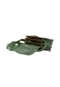 Borsa a tracolla verde in pelle con pattina, tre scomparti e chiusura a scatto. Presenta una tracolla abbinata e una superficie liscia.