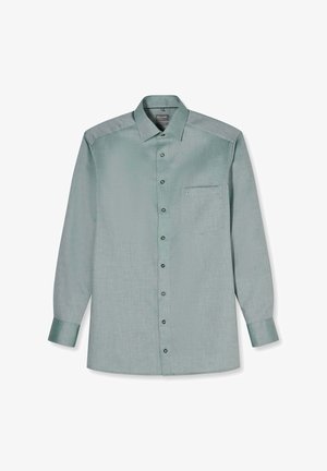 Hellgrünes, langärmliges Hemd mit Knöpfen, einer linken Brusttasche und einem Standardkragen, flach auf einem weißen Hintergrund präsentiert.