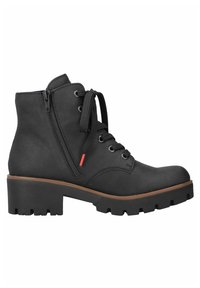Bottine noire en matériau synthétique texturé, dotée d'un laçage frontal, d'une fermeture éclair sur le côté et d'une semelle épaisse à relief. Accent rouge près de la fermeture éclair.