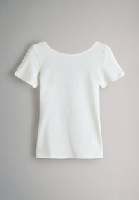 Valge lühikeste varrukatega t-särk, mis on valmistatud pehmest puuvillast, omab laia ümarat kaelust ja lõdvestunud istuvust ning ripub neutraalse taustaga ees.