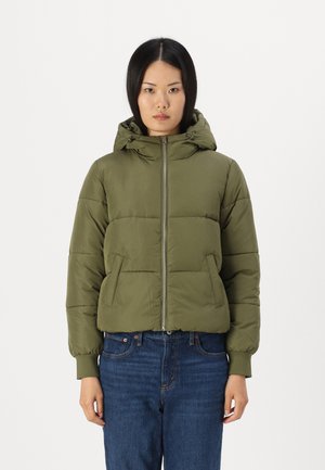 Doudoune vert olive avec une capuche, dotée d'un zip à l'avant, de poignets élastiques et de deux poches frontales ; texture matelassée visible.