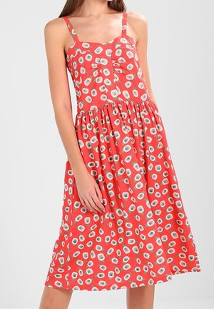 Hihaton punainen midi-mekko ohuilla hihnoilla ja valkoisella kukkakuviolla, jossa on kerätty vyötärö ja neliömäinen pääntie.