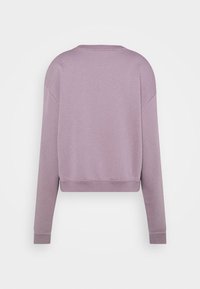 Kortärmad, avslappnad sweatshirt i mjuk lavendelfärg. Har rund hals och ribbade cuffs, med en cropped nederkant.