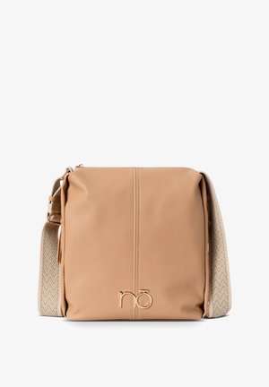 Borsa a tracolla in pelle color pesca con finitura texture, caratterizzata da una tracolla con motivo a zigzag e un accento logo sul fronte.