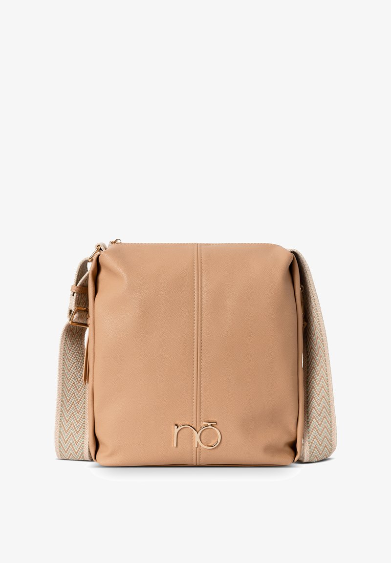 Väskor i persikofärgad läder med texturerad finish, med en axelrem som har zigzag-mönster och en logotypdetalj på framsidan.