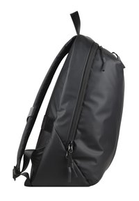 Zaino nero realizzato in materiale impermeabile, con un design elegante, cerniere visibili e spallacci regolabili. Include una tasca laterale.