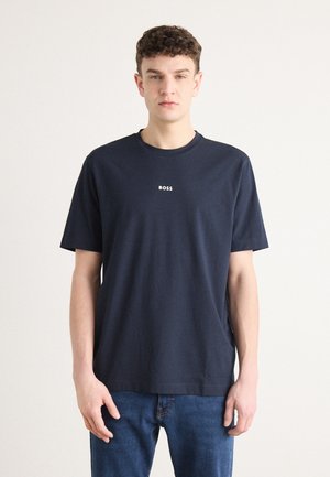 T-shirt en coton bleu marine avec un col rond et des manches courtes, arborant un petit logo blanc "BOSS" sur la poitrine. Design simple et coupe droite.