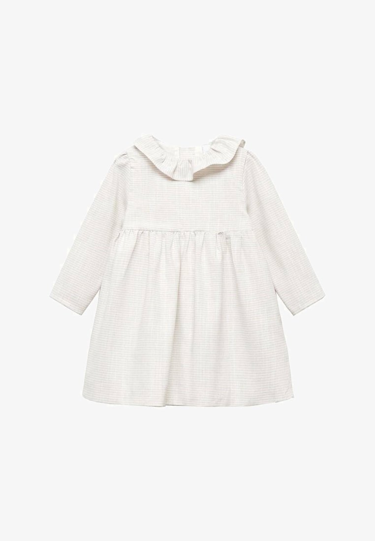 Robe bébé blanche à manches longues avec de subtiles rayures horizontales, dotée d'un col à volants et d'une taille froncée pour un look doux et classique.